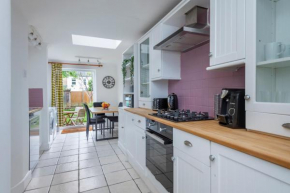Entire Home Sleeps 6 with Parking and Garden